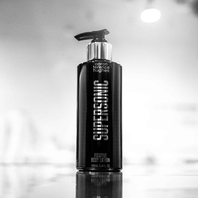 Lotion fixative Supersonic de la marque Aaron Terence Hughes, bouteille transparente avec pompe, pour coiffure.