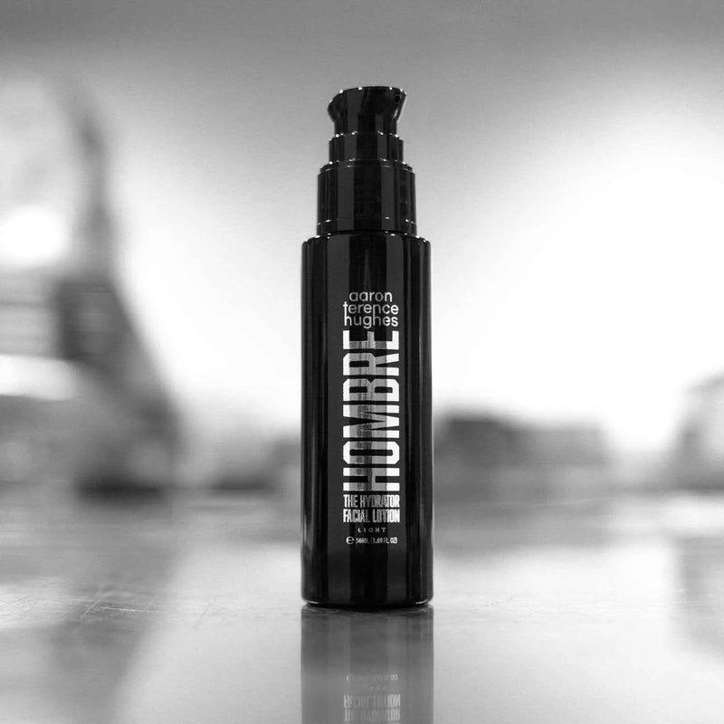 Lotion hydratante pour homme Aaron Terence Hughes, texture légère, flacon blanc avec étiquette, idéale pour la peau du visage.