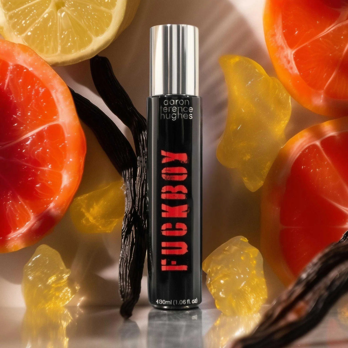 Flacon de parfum Fuckboy d'Aaron Terence Hughes avec design élégant et étiquette distinctive, visible dans l'image.