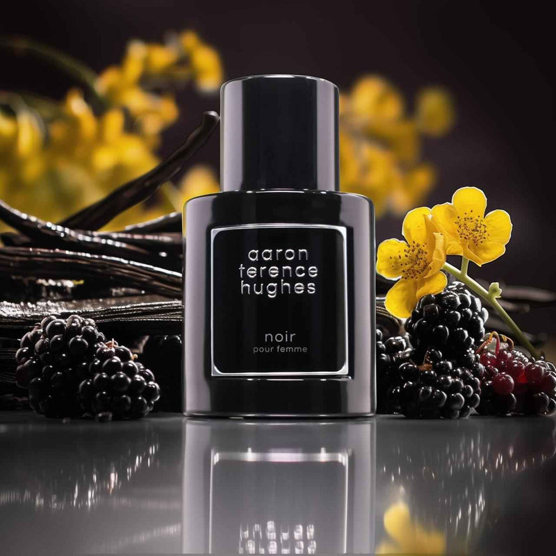 Flacon de parfum noir pour femme Aaron Terence Hughes, fragrance élégante de 50 ml, avec design sophistiqué.