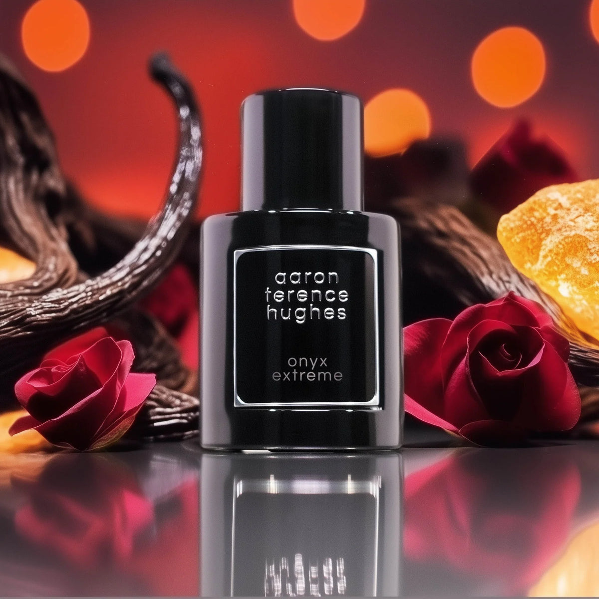 Flacon de parfum Onyx Extreme d'Aaron Terence Hughes avec design élégant et détails sophistiqués, vue en gros plan.