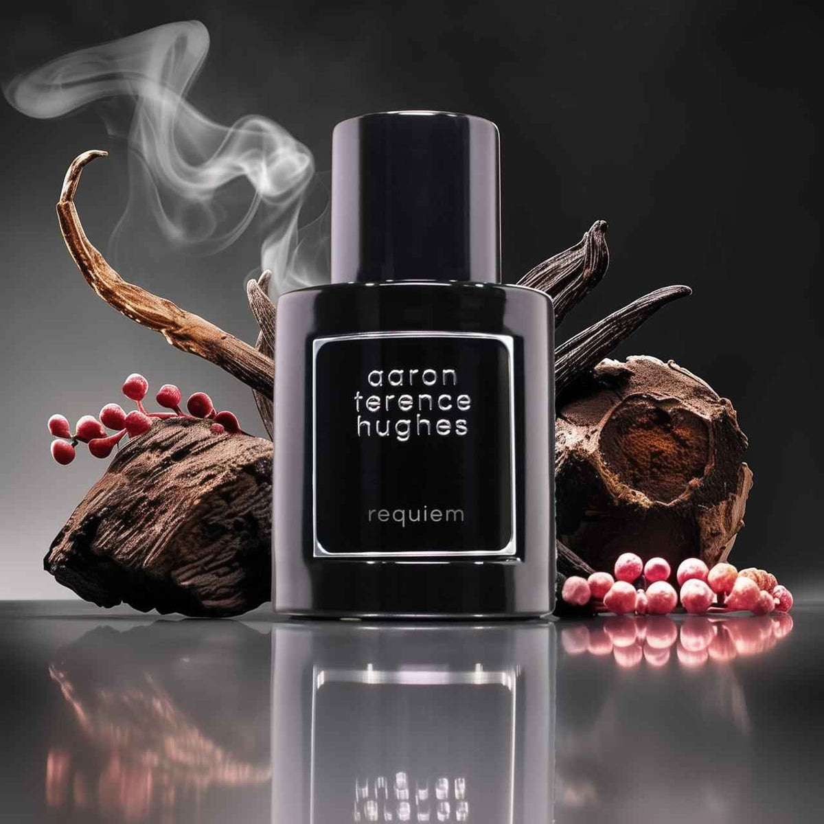 Flacon de parfum Requiem d'Aaron Terence Hughes, fragrance fantasy de 50ml, avec design élégant et mystérieux.