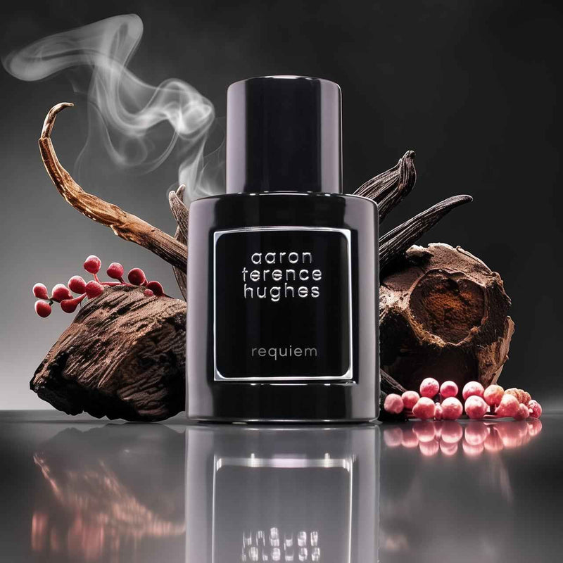 Flacon de parfum Requiem d'Aaron Terence Hughes, fragrance fantasy de 50ml, avec design élégant et mystérieux.