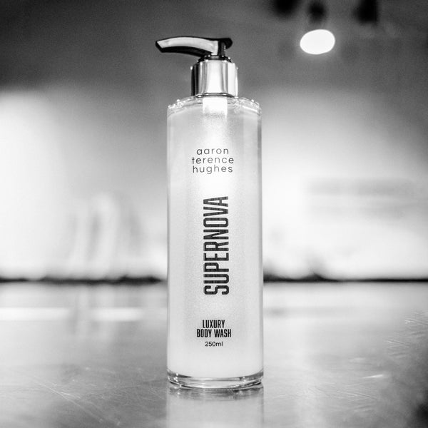 Gel douche de luxe Supernova de la marque Aaron Terence Hughes, flacon élégant avec design cosmétique.