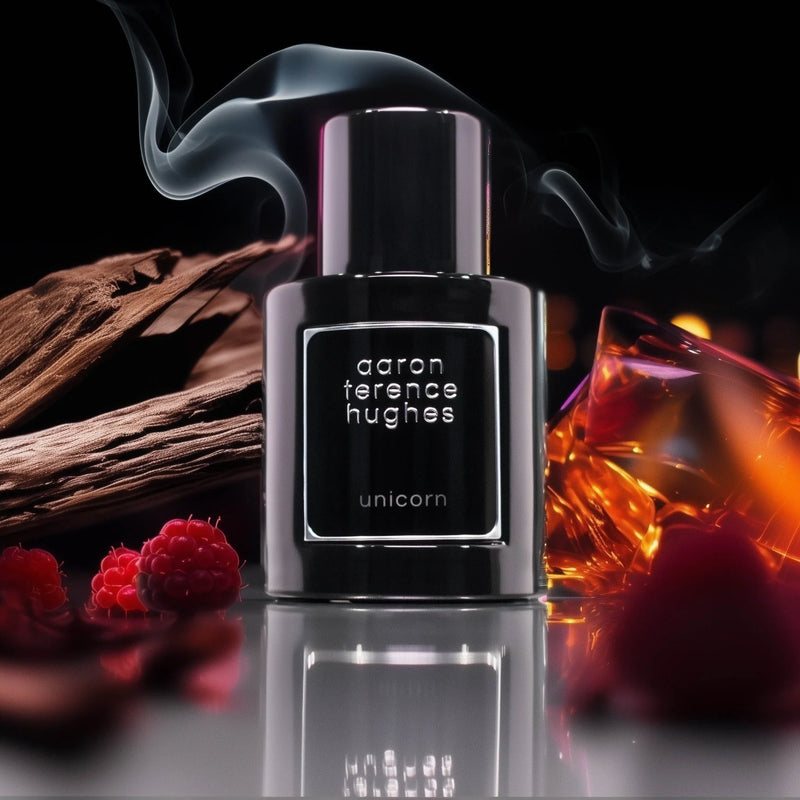 Fragrance Unicorn d'Aaron Terence Hughes, flacon au design magique avec motif de licorne, parfum fantastique et coloré.