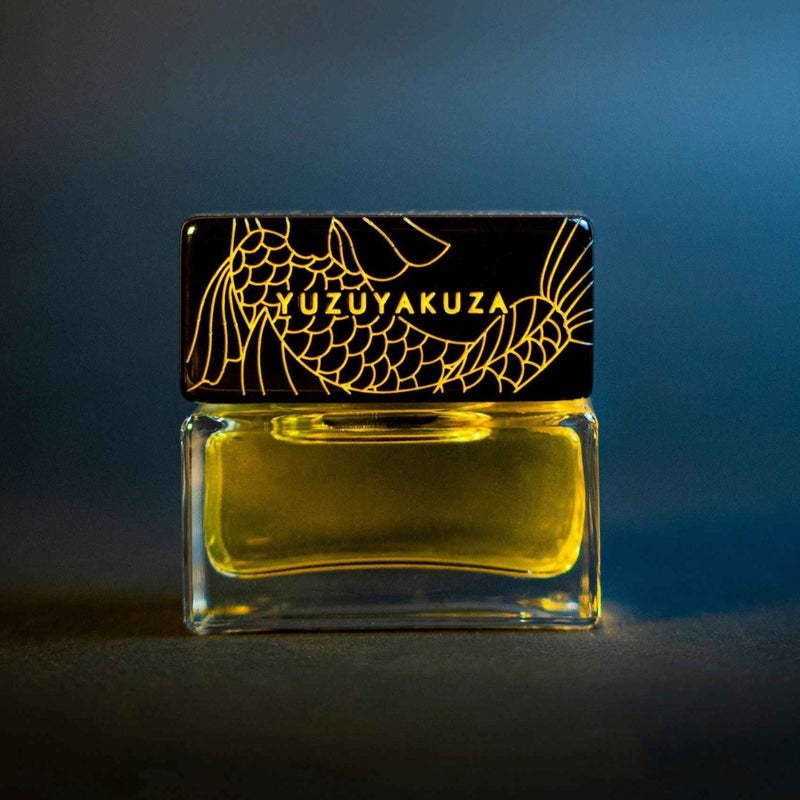 Flacon de parfum YUZUYAKUZA de Spiritica avec design élégant, mettant en valeur l'emballage du parfum et le nom de la marque.