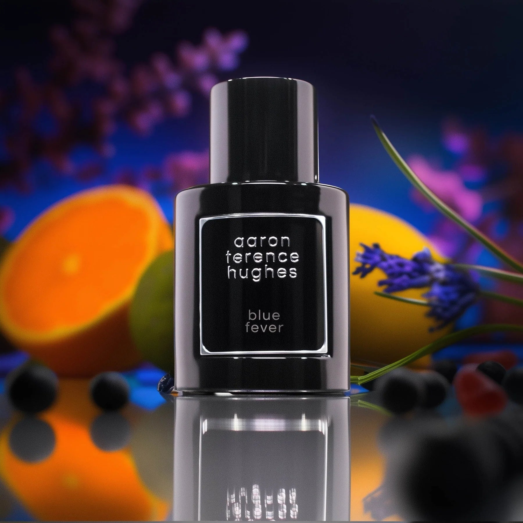 Flacon de parfum Aaron Terence Hughes Blue Fever avec agrumes et baies.