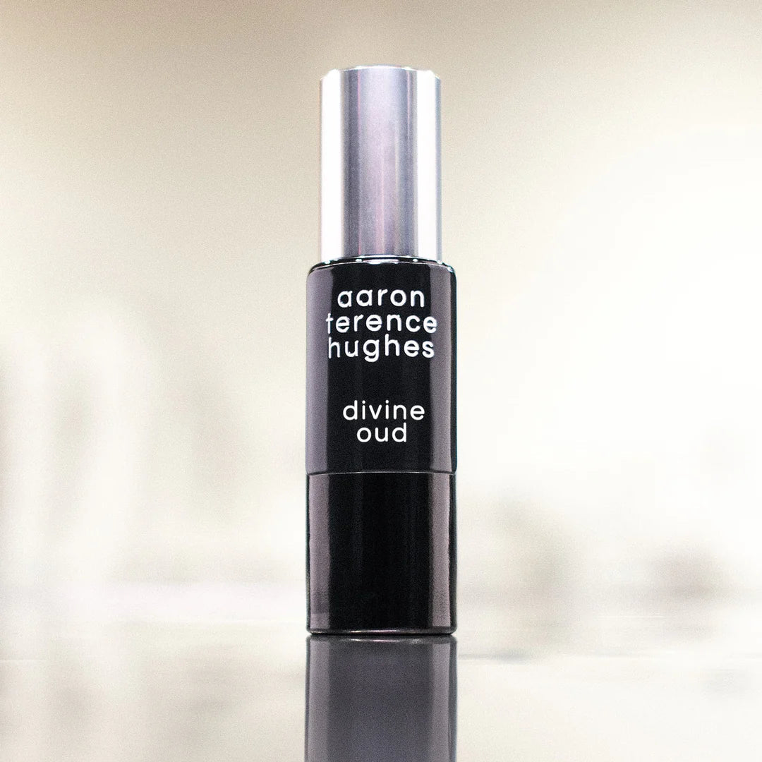Flacon noir et argent du parfum Divine Oud d'Aaron Terence Hughes.