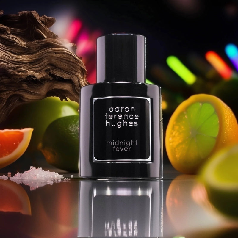 Flacon de parfum Midnight Fever d'Aaron Terence Hughes, fragrance mystérieuse de 50 ml avec design élégant.