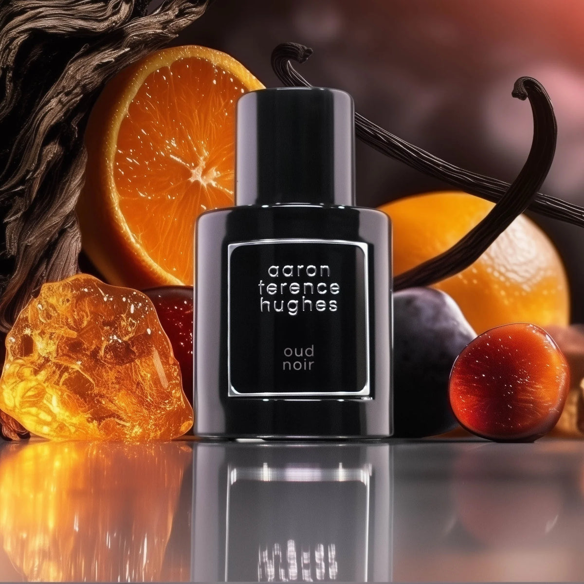Flacon de parfum Oud Noir d'Aaron Terence Hughes, fragrance orientale de 50 ml avec design élégant.