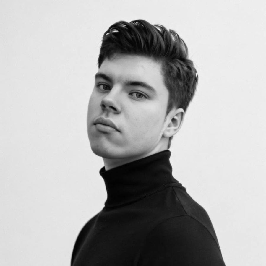 Pierre-Yves, fondateur de Passion Parfum, portrait en noir et blanc