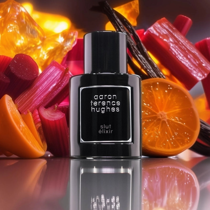 Flacon de parfum Slut Elixir par Aaron Terence Hughes, contenant 50 ml de fragrance mystérieuse et envoûtante.