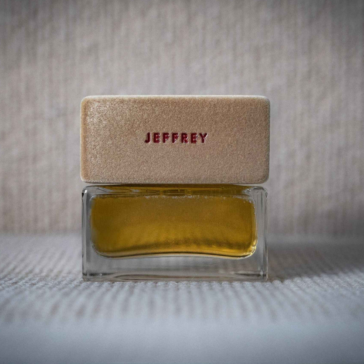 Flacon de parfum Jeffrey de la marque Spiritica, vue de face, avec design élégant et étiquette visible.