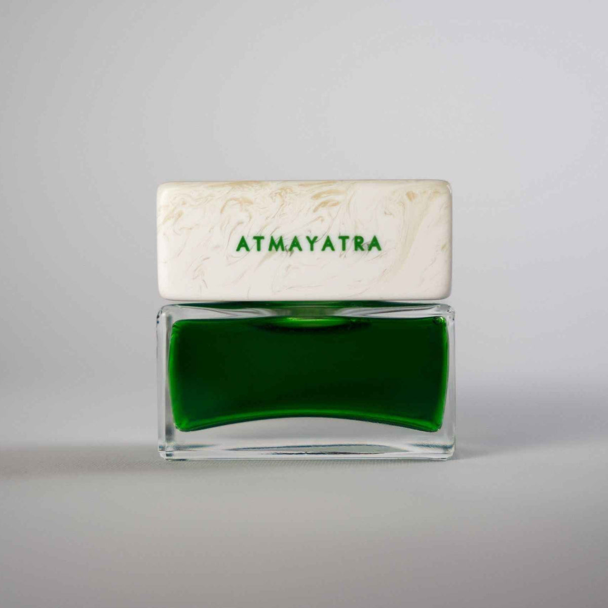 Flacon de parfum ATMAYATRA de Spiritica, présentation frontale, avec étiquette élégante et design sophistiqué.
