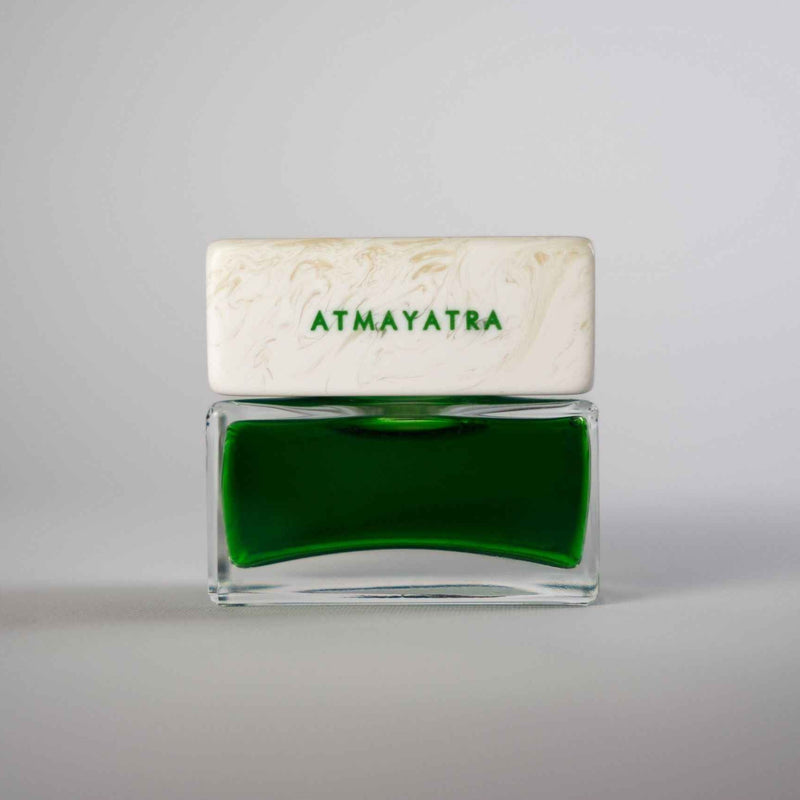Flacon de parfum ATMAYATRA de Spiritica, présentation frontale, avec étiquette élégante et design sophistiqué.