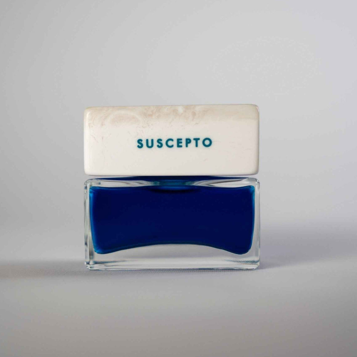 Flacon de parfum Suscepto de Spiritica, parfum et eau de cologne avec design élégant, vue frontale.