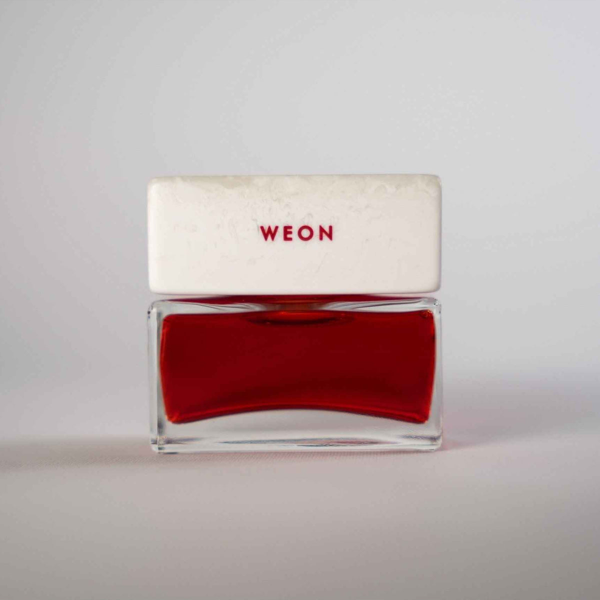 Flacon de parfum Spiritica WEON, parfum et cologne, vue de face, design élégant et moderne, sur fond neutre.