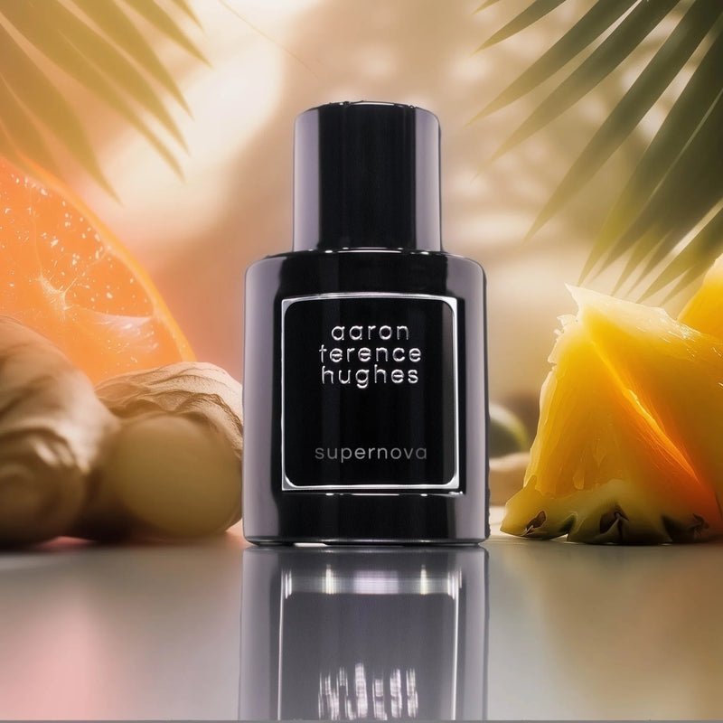 Flacon de parfum Supernova d'Aaron Terence Hughes, parfum fantasy de 50ml, avec design élégant et bouteille transparente.